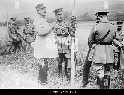 General Pelletier de Worllemont von der französischen Armee und Prinz Arthur von Connaught bei der ersten Gedenkfeier der Armee zum vierten Jahr des Ersten Weltkriegs in Ranchicourt, Pas-de-Calais, 1917. Stockfoto