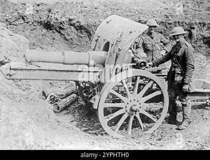 Britische Royal Artillery Offiziere der 9. Division untersuchen eine deutsche 5,9-Zoll-Haubitze, die während der Schlacht von Arras, einer französischen Stadt an der Westfront des Ersten Weltkriegs, am Westufer des Happy Valley gefangen genommen wurde Stockfoto