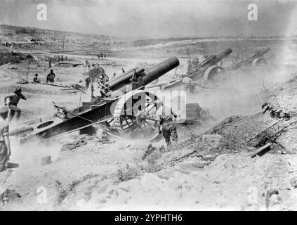 Britische Artilleriegeschütze feuern während des Ersten Weltkriegs auf deutsche Stellungen. Haubitzen der 39. Belagerungsbatterie, Royal Garrison Artillery (RGA), feuern aus dem Fricourt-Mametz-Tal während der Schlacht an der Somme, August 1916 während des Ersten Weltkriegs Stockfoto