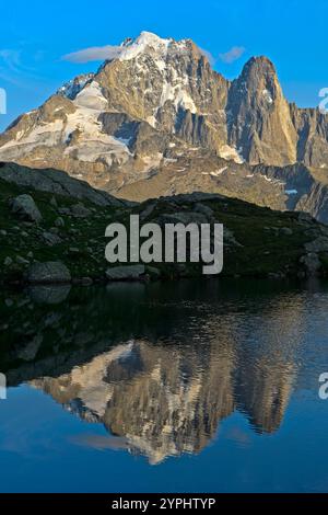 Spiegelung der Gipfel Aiguille Verte und Aiguille du Dru im Bergsee Lacs des ChÃ serys im Naturreservat Aiguilles Rouges, Chamonix, Hochsavoyen, Frank Stockfoto