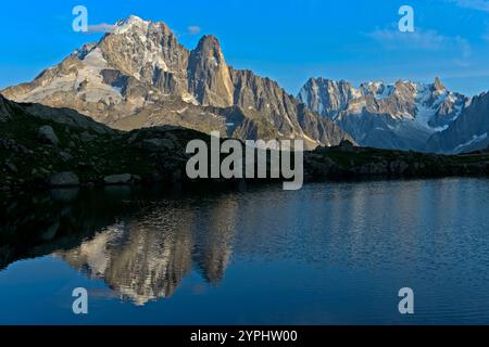 Spiegelung der Gipfel Aiguille Verte und Aiguille du Dru im Bergsee Lacs des ChÃ serys im Naturreservat Aiguilles Rouges, Chamonix, Hochsavoyen, Frank Stockfoto