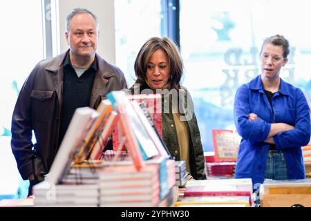 Washington, Vereinigte Staaten. November 2024 30. US-Vizepräsidentin Kamala Harris und zweiter Gentleman Doug Emhoff besuchen Bold Fork Books in Washington, DC am Samstag, den 30. November 2024. Quelle: Yuri Gripas/Pool über CNP/dpa/Alamy Live News Stockfoto