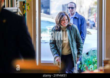 Washington, Vereinigte Staaten. November 2024 30. US-Vizepräsidentin Kamala Harris besucht Bold Fork Books in Washington, DC am Samstag, den 30. November 2024. Quelle: Yuri Gripas/Pool über CNP/dpa/Alamy Live News Stockfoto