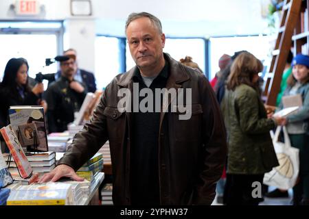 Washington, Vereinigte Staaten. November 2024 30. Der zweite Gentleman Doug Emhoff besucht Bold Fork Books in Washington, DC am Samstag, den 30. November 2024. Quelle: Yuri Gripas/Pool über CNP/dpa/Alamy Live News Stockfoto