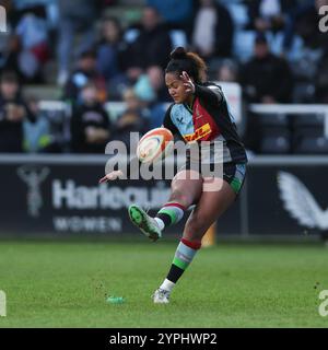 Twickenham, Großbritannien. November 2024 30. Lagi Tuima von Harlequins Women tritt eine Konvertierung an, um den Punktestand 26-7 beim Premiership Women's Rugby Match zwischen Harlequins Women und Trailfinders Women am 30. November 2024 in Twickenham Stoop, Twickenham, England zu erzielen. Foto von Ken Sparks. Nur redaktionelle Verwendung, Lizenz für kommerzielle Nutzung erforderlich. Keine Verwendung bei Wetten, Spielen oder Publikationen eines einzelnen Clubs/einer Liga/eines Spielers. Quelle: UK Sports Pics Ltd/Alamy Live News Stockfoto