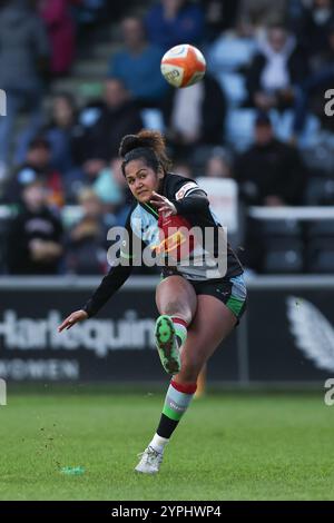 Twickenham, Großbritannien. November 2024 30. Lagi Tuima von Harlequins Women tritt eine Konvertierung an, um den Punktestand 26-7 beim Premiership Women's Rugby Match zwischen Harlequins Women und Trailfinders Women am 30. November 2024 in Twickenham Stoop, Twickenham, England zu erzielen. Foto von Ken Sparks. Nur redaktionelle Verwendung, Lizenz für kommerzielle Nutzung erforderlich. Keine Verwendung bei Wetten, Spielen oder Publikationen eines einzelnen Clubs/einer Liga/eines Spielers. Quelle: UK Sports Pics Ltd/Alamy Live News Stockfoto