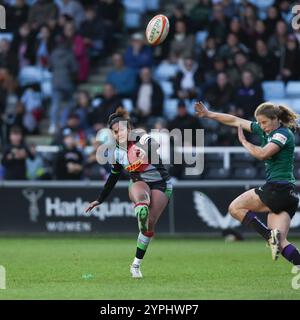 Twickenham, Großbritannien. November 2024 30. Lagi Tuima von Harlequins Women tritt eine Konvertierung an, um den Punktestand 26-7 beim Premiership Women's Rugby Match zwischen Harlequins Women und Trailfinders Women am 30. November 2024 in Twickenham Stoop, Twickenham, England zu erzielen. Foto von Ken Sparks. Nur redaktionelle Verwendung, Lizenz für kommerzielle Nutzung erforderlich. Keine Verwendung bei Wetten, Spielen oder Publikationen eines einzelnen Clubs/einer Liga/eines Spielers. Quelle: UK Sports Pics Ltd/Alamy Live News Stockfoto