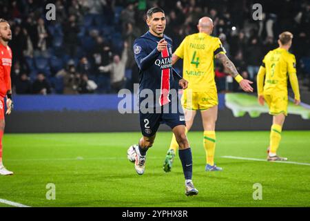 Paris, Frankreich, Frankreich. November 2024 30. Achraf HAKIMI von PSG feiert sein Tor beim Spiel der Ligue 1 zwischen Paris Saint-Germain (PSG) und dem FC Nantes im Parc des Princes Stadium am 30. November 2024 in Paris. (Kreditbild: © Matthieu Mirville/ZUMA Press Wire) NUR REDAKTIONELLE VERWENDUNG! Nicht für kommerzielle ZWECKE! Quelle: ZUMA Press, Inc./Alamy Live News Stockfoto