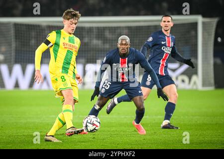 Paris, Frankreich, Frankreich. November 2024 30. Johann LEPENANT von Nantes, Nuno MENDES von PSG und Fabian RUIZ von PSG während des Ligue-1-Spiels zwischen Paris Saint-Germain (PSG) und dem FC Nantes im Parc des Princes Stadium am 30. November 2024 in Paris. (Kreditbild: © Matthieu Mirville/ZUMA Press Wire) NUR REDAKTIONELLE VERWENDUNG! Nicht für kommerzielle ZWECKE! Quelle: ZUMA Press, Inc./Alamy Live News Stockfoto
