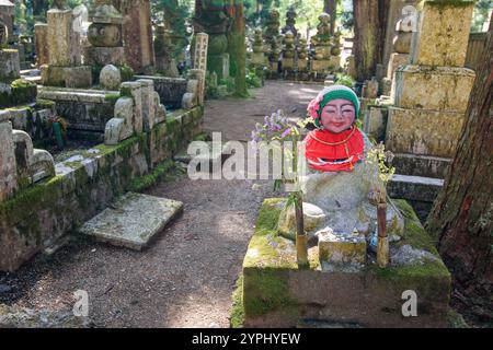 Buddhistische Denkmäler auf dem Okunoin Friedhof in Mount Koya, UNESCO-Weltkulturerbe und 1200 Jahre altes Zentrum der japanischen Schule von Shingon Buddhi Stockfoto