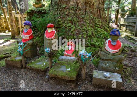 Buddhistische Denkmäler auf dem Okunoin Friedhof in Mount Koya, UNESCO-Weltkulturerbe und 1200 Jahre altes Zentrum der japanischen Schule von Shingon Buddhi Stockfoto