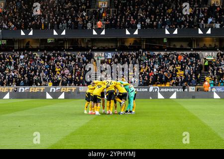 Wolverhampton, Großbritannien. November 2024 30. Wolverhampton, England, 30. November 2024: Wölfe treffen sich während des Premier League-Fußballspiels zwischen Wolverhampton Wanderers und Bournemouth im Molineux-Stadion in Wolverhampton, England (Natalie Mincher/SPP) Credit: SPP Sport Press Photo. /Alamy Live News Stockfoto