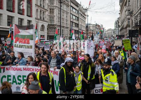 London, Großbritannien. November 2024 30. Ein allgemeiner Überblick über den marsch während der Demonstration. Pro-palästinensische Demonstranten nahmen an der 21. Demonstration Teil, die seit Oktober 2023 von der Palästinensischen Solidaritätskampagne (PSK) organisiert wird. Quelle: SOPA Images Limited/Alamy Live News Stockfoto