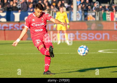 Brixia, Italien. November 2024 30. Raffaele Pucino von SSC Bari während des italienischen Fußballspiels der Serie B zwischen Brescia Calcio und SSC Bari im Mario Rigamonti Stadium am 30. November 2024 in Brixia, Italien. Quelle: Roberto Tommasini/Alamy Live News Stockfoto