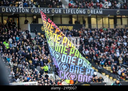 Wolverhampton, Großbritannien. November 2024 30. Wolverhampton, England, 30. November 2024: Regenbogenflagge während des Premier League-Fußballspiels zwischen Wolverhampton Wanderers und Bournemouth im Molineux-Stadion in Wolverhampton, England (Natalie Mincher/SPP) Credit: SPP Sport Press Photo. /Alamy Live News Stockfoto