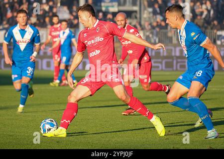 Brixia, Italien. November 2024 30. Andrija Novakovich vom SSC Bari während des italienischen Fußballspiels der Serie B zwischen Brescia Calcio und SSC Bari im Mario Rigamonti Stadion am 30. November 2024 in Brixia, Italien. Quelle: Roberto Tommasini/Alamy Live News Stockfoto