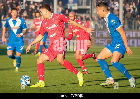 Brixia, Italien. November 2024 30. Andrija Novakovich vom SSC Bari während des italienischen Fußballspiels der Serie B zwischen Brescia Calcio und SSC Bari im Mario Rigamonti Stadion am 30. November 2024 in Brixia, Italien. Quelle: Roberto Tommasini/Alamy Live News Stockfoto