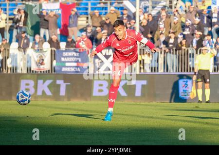 Brixia, Italien. November 2024 30. Mattia Maita von SSC Bari während des italienischen Fußball-Meisterschaftsspiels der Serie B zwischen Brescia Calcio und SSC Bari im Mario Rigamonti Stadium am 30. November 2024 in Brixia, Italien. Quelle: Roberto Tommasini/Alamy Live News Stockfoto