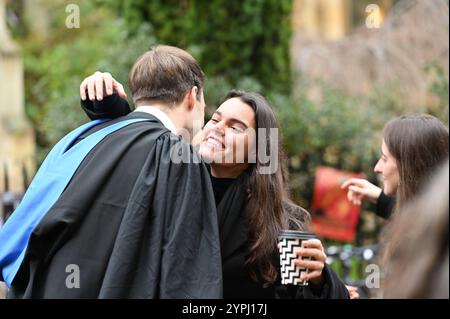 Cambridge, England, 30 November 2024, Vereinigtes Königreich. Der Student nahm seinen Abschluss an der St. Marys Church entlang der Kings Parade in Cambridge an, Stockfoto