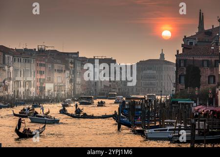 Venedig, Italien - 5. Februar 2024: Architektur von Venedig, Paläste und schöne Häuser entlang des Canal Grande, großer Gondelverkehr, Italien Stockfoto