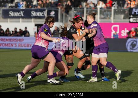 London, Großbritannien. November 2024 30. Georgia Evans (Saracens) wurde beim Spiel Saracens Women gegen Loughborough Lightning Women im StoneX Stadium in Runde 7 der Premiership Women's Rugby 2024/25 mit dem Ball bekämpft. UK © ️ Credit: Elsie Kibue/Alamy Live News Stockfoto