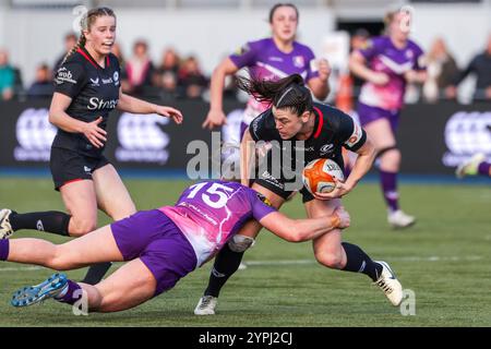 London, Großbritannien. November 2024 30. Alysha Corrigan (Saracens) mit dem Ball wird von Helen Nelson (Co-Kapitän Loughborough Lightning) während des Spiels Saracens Women gegen Loughborough Lightning Women im StoneX Stadium in Runde 7 der Premiership Women's Rugby 2024/25 angegriffen. UK © ️ Credit: Elsie Kibue/Alamy Live News Stockfoto