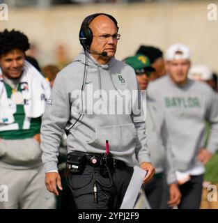 Waco, Texas, USA. November 2024 30. Baylor-Cheftrainer Dave Aranda reagiert auf ein Spiel während eines College-Footballspiels zwischen den Baylor Bears und den Kansas Jayhawks am 30. November 2024 in Waco, Texas. Baylor gewann mit 45:17. (Kreditbild: © Scott Coleman/ZUMA Press Wire) NUR REDAKTIONELLE VERWENDUNG! Nicht für kommerzielle ZWECKE! Quelle: ZUMA Press, Inc./Alamy Live News Stockfoto