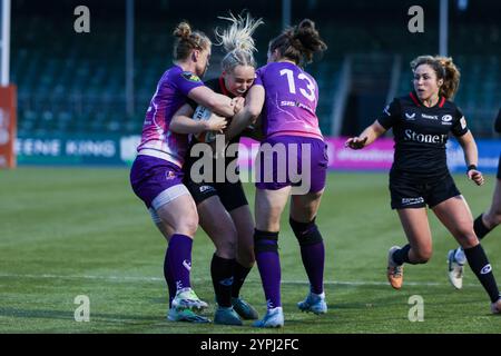 London, Großbritannien. November 2024 30. Emma Hardy (Saracens) wurde von Alev Kelter (Loughborough Lightning) und Emily Scarratt (Loughborough Lightning) während des Saracens Women gegen Loughborough Lightning Women Matches im StoneX Stadium in Runde 7 der Premiership Women's Rugby 2024/25 Saison bekämpft. UK © ️ Credit: Elsie Kibue/Alamy Live News Stockfoto