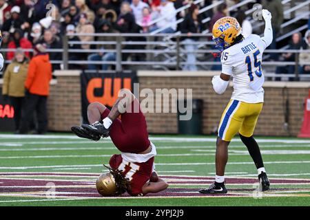 30. November 2023; Pittsburgh Panthers Defensive Back Rashad Battle (15) bekämpft Boston College Eagles Wide Receiver Lewis Bond (11) während der ersten Halbzeit im Alumni Stadium in Chestnut Hill, Mass. Eric Canha/CSM Stockfoto