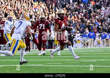 30. November 2023; Boston College Eagles Wide Receiver Reed Harris (4) spielt den Ball gegen die Pittsburgh Panthers während der ersten Halbzeit im Alumni Stadium in Chestnut Hill, Mass. Eric Canha/CSM Stockfoto