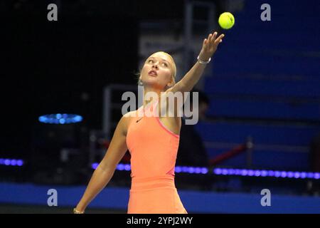 Sankt Petersburg, Russland. November 2024 30. Anastasia Potapova von Russland spielt gegen Julia Putintseva von Kasachstan (nicht im Blick) während der Internationalen Team Tennis Turnier Trophäen von Nord-Palmyra 2024 in der Arena. Endergebnis: (Anastasia Potapova 4:2, 3:4, 3:3 Yulia Putintseva) Credit: SOPA Images Limited/Alamy Live News Stockfoto