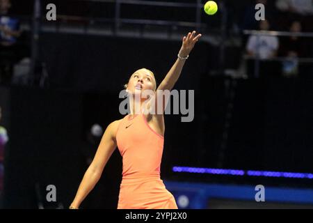 Sankt Petersburg, Russland. November 2024 30. Anastasia Potapova von Russland spielt gegen Julia Putintseva von Kasachstan (nicht im Blick) während der Internationalen Team Tennis Turnier Trophäen von Nord-Palmyra 2024 in der Arena. Endergebnis: (Anastasia Potapova 4:2, 3:4, 3:3 Yulia Putintseva) Credit: SOPA Images Limited/Alamy Live News Stockfoto