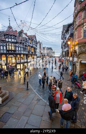 Leute, Shopper, Weihnachtseinkäufe in der Hauptstraße der Stadt Cheshire in Chester in der Eastgate Street. Stockfoto