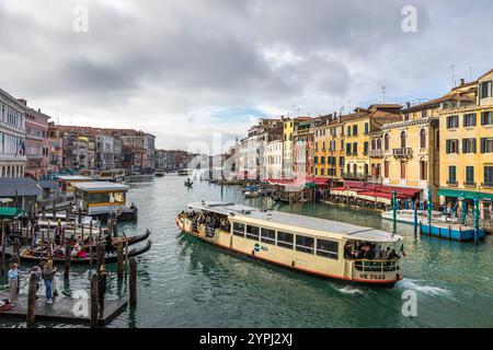 Venedig, Italien - 11. Februar 2024: Architektur von Venedig, Paläste und schöne Häuser entlang des Canale Grande mit Vaporetto im Vordergrund, Italien Stockfoto