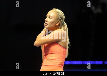 Sankt Petersburg, Russland. November 2024 30. Anastasia Potapova von Russland spielt gegen Julia Putintseva von Kasachstan (nicht im Blick) während der Internationalen Team Tennis Turnier Trophäen von Nord-Palmyra 2024 in der Arena. Endergebnis: (Anastasia Potapova 4:2, 3:4, 3:3 Yulia Putintseva) Credit: SOPA Images Limited/Alamy Live News Stockfoto