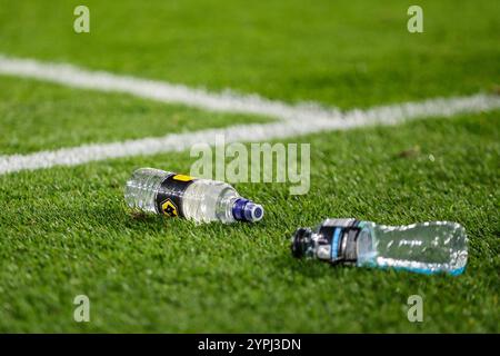 Wolverhampton, Großbritannien. November 2024 30. Wolverhampton, England, 30. November 2024: Drinks auf dem Spielfeld während des Premier League-Fußballspiels zwischen Wolverhampton Wanderers und Bournemouth im Molineux-Stadion in Wolverhampton, England (Natalie Mincher/SPP) Credit: SPP Sport Press Photo. /Alamy Live News Stockfoto