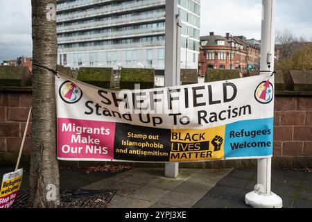 Rotherham, Großbritannien. November 2024 30. Ein Banner mit der Aufschrift „Sheffield steht gegen Rassismus“, das während der Kundgebung zu sehen war. Eine Gruppe von Demonstranten versammelte sich im Stadtzentrum von Rotherham zu einer Gegendemonstration gegen den geplanten Protest gegen die „Fernrechte“. Die Demonstranten skandierten Slogans wie „Flüchtlinge sind willkommen“ und „Wo ist dein Tommy“, während die rechtsextremen Demonstranten auf der anderen Straßenseite laute Musik spielten. Trotz einiger Interaktionen gab es keine größeren Zusammenstöße zwischen den beiden Gruppen. Quelle: SOPA Images Limited/Alamy Live News Stockfoto