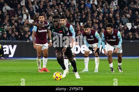 London, Großbritannien. November 2024 30. Bukayo Saka aus Arsenal erzielt seinen Teams das fünfte Tor im Elfmeterschießen. Premier League Spiel, West Ham Utd gegen Arsenal im London Stadium, Queen Elizabeth Olympic Park in London am Samstag, den 30. November 2024. Dieses Bild darf nur für redaktionelle Zwecke verwendet werden. Foto nur für redaktionelle Verwendung von Sandra Mailer/Andrew Orchard Sportfotografie/Alamy Live News Credit: Andrew Orchard Sportfotografie/Alamy Live News Stockfoto