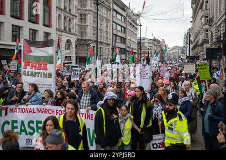 London, Großbritannien. November 2024 30. Ein allgemeiner Überblick über den marsch während der Demonstration. Pro-palästinensische Demonstranten nahmen an der 21. Demonstration Teil, die seit Oktober 2023 von der Palästinensischen Solidaritätskampagne (PSK) organisiert wird. (Foto: David Tramontan/SOPA Images/SIPA USA) Credit: SIPA USA/Alamy Live News Stockfoto