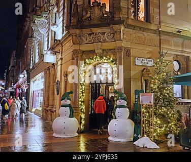 Glasgow, Schottland, Großbritannien. 30. November 2024. Wetter in Großbritannien: Winterwetter und ein nasser Tag sahen eine nasse St. Andrews Nacht im Stadtzentrum. Das berühmte Efeu-Restaurant, getauft in der buchanan Street. Credit Gerard Ferry/Alamy Live News Stockfoto