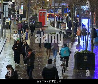 Glasgow, Schottland, Großbritannien. 30. November 2024. Wetter in Großbritannien: Winterwetter und ein nasser Tag sahen eine nasse St. Andrews Nacht im Stadtzentrum. Wet sauchiehall Street Credit Gerard Ferry/Alamy Live News Stockfoto