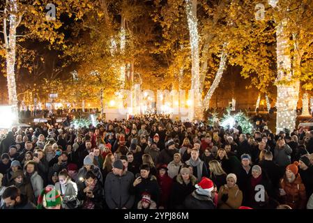 Zagreb, 301124. Beleuchtung der Weihnachtsbeleuchtung auf dem Nikola Subic Zrinski Platz mit der Anwesenheit vieler Bürger und Besucher und der Anwesenheit des Bürgermeisters Tomislav Tomasevic. Foto: Darko Tomas / CROPIX Copyright: XxDarkoxTomasx zrinjevac14-301124 Stockfoto