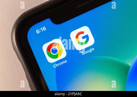 Mexiko-Stadt, MEXIKO - 28. November 2024 : die Symbole Google und Google Chrome werden auf einem Smartphone-Bildschirm angezeigt. Stockfoto