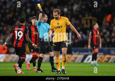 Schiedsrichter Peter Bankes gibt Craig Dawson von Wolverhampton Wanderers eine gelbe Karte während des Premier League Spiels Wolverhampton Wanderers gegen Bournemouth in Molineux, Wolverhampton, Vereinigtes Königreich, 30. November 2024 (Foto: Craig Thomas/News Images) Stockfoto