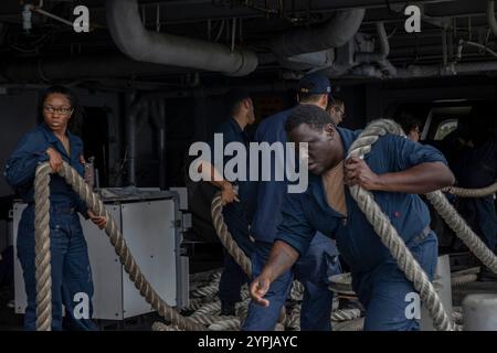 241127-N-BE753-1123 PORT KLANG, MALAYSIA (27. November 2024) Seefahrer fahren auf dem Fantail des Flugzeugträgers USS Abraham Lincoln (CVN72) um die Linie. Abraham Lincoln, Flaggschiff der Carrier Strike Group Three, ist derzeit im Hafen von Port Klang, Malaysia, für einen geplanten Hafenbesuch an der Pier-Seite verankert. (Foto der US Navy von Seaman Glory Anderson, Spezialist für Massenkommunikation) Stockfoto