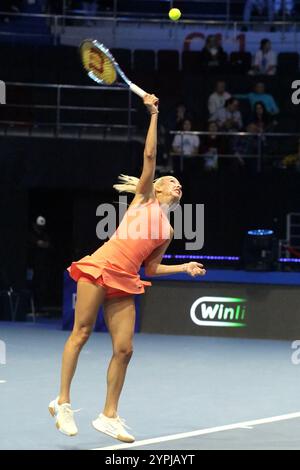 Sankt Petersburg, Russland. November 2024 30. Anastasia Potapova von Russland spielt gegen Julia Putintseva von Kasachstan (nicht im Blick) während der Internationalen Team Tennis Turnier Trophäen von Nord-Palmyra 2024 in der Arena. Endergebnis: (Anastasia Potapova 4:2, 3:4, 3:3 Yulia Putintseva) (Foto: Maksim Konstantinov/SOPA Images/SIPA USA) Credit: SIPA USA/Alamy Live News Stockfoto