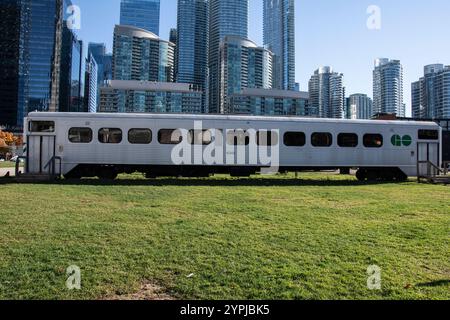 Personenwagen im Roundhouse Park am Bremner Boulevard im Zentrum von Toronto, Ontario, Kanada Stockfoto