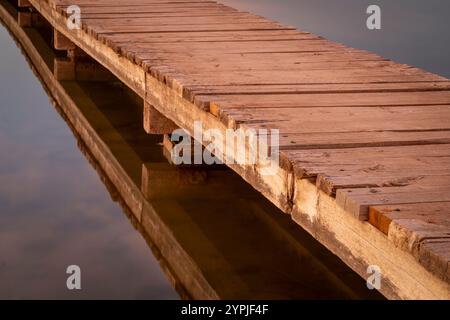 Holzsteg über einen See bei Sonnenuntergang in einem der natürlichen Gegenden in Fort Collins, Colorado Stockfoto