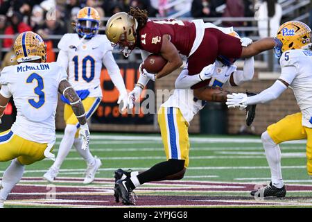 30. November 2023; Pittsburgh Panthers Defensive Back Rashad Battle (15) bekämpft Boston College Eagles Wide Receiver Lewis Bond (11) während der ersten Halbzeit im Alumni Stadium in Chestnut Hill, Mass. Eric Canha/CSM Stockfoto