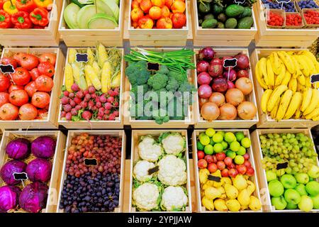 Körbe gefüllt mit verschiedenen Früchten und Gemüse präsentieren leuchtende Farben, frische Produkte auf dem geschäftigen Bauernmarkt. Stockfoto